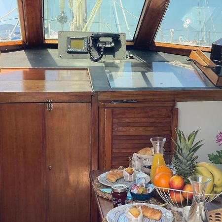 Отель Sailing Nights Boat&Breakfast Альгеро Экстерьер фото