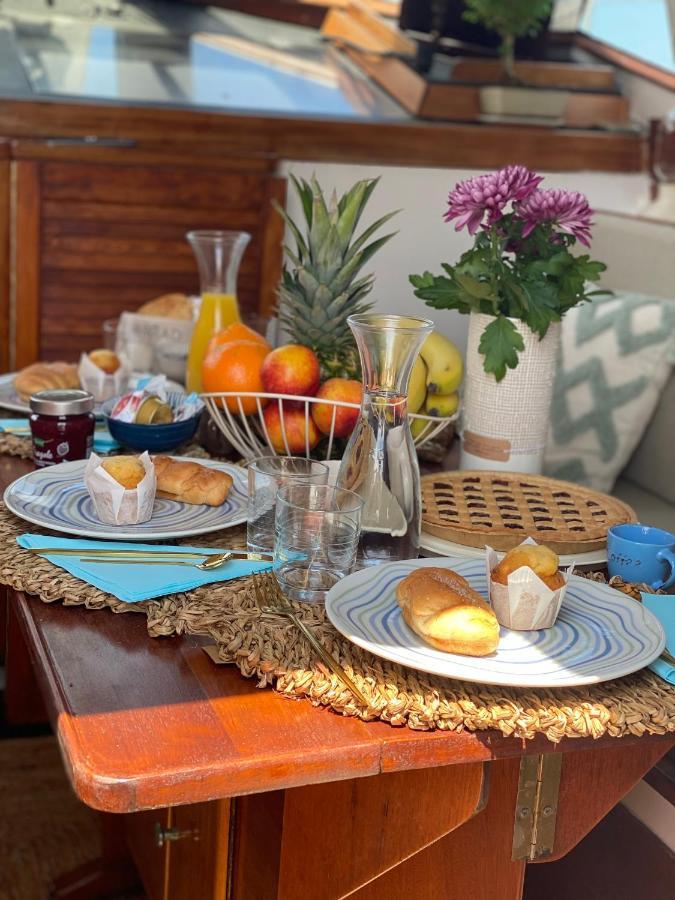 Отель Sailing Nights Boat&Breakfast Альгеро Экстерьер фото